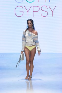 Manken Surf Gipsy yaz koleksiyonu 2018 defile sırasında sanat kalpler moda yüzmek 2019 Miami Beach forumda Faena üzerinde 13 Temmuz 2018 - görüntü için pist yürür