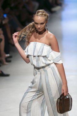 Manken Surf Gipsy yaz koleksiyonu 2018 defile sırasında sanat kalpler moda yüzmek 2019 Miami Beach forumda Faena üzerinde 13 Temmuz 2018 - görüntü için pist yürür