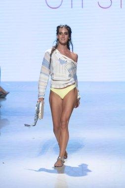 Manken Surf Gipsy yaz koleksiyonu 2018 defile sırasında sanat kalpler moda yüzmek 2019 Miami Beach forumda Faena üzerinde 13 Temmuz 2018 - görüntü için pist yürür