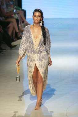 Manken Surf Gipsy yaz koleksiyonu 2018 defile sırasında sanat kalpler moda yüzmek 2019 Miami Beach forumda Faena üzerinde 13 Temmuz 2018 - görüntü için pist yürür