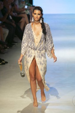 Manken Surf Gipsy yaz koleksiyonu 2018 defile sırasında sanat kalpler moda yüzmek 2019 Miami Beach forumda Faena üzerinde 13 Temmuz 2018 - görüntü için pist yürür