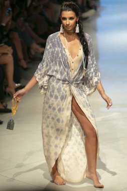 Manken Surf Gipsy yaz koleksiyonu 2018 defile sırasında sanat kalpler moda yüzmek 2019 Miami Beach forumda Faena üzerinde 13 Temmuz 2018 - görüntü için pist yürür