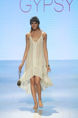 Manken Surf Gipsy yaz koleksiyonu 2018 defile sırasında sanat kalpler moda yüzmek 2019 Miami Beach forumda Faena üzerinde 13 Temmuz 2018 - görüntü için pist yürür