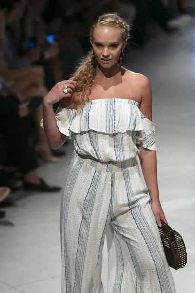 Manken Surf Gipsy yaz koleksiyonu 2018 defile sırasında sanat kalpler moda yüzmek 2019 Miami Beach forumda Faena üzerinde 13 Temmuz 2018 - görüntü için pist yürür