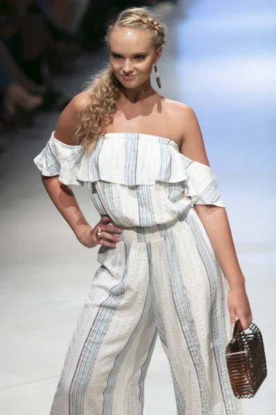 Manken Surf Gipsy yaz koleksiyonu 2018 defile sırasında sanat kalpler moda yüzmek 2019 Miami Beach forumda Faena üzerinde 13 Temmuz 2018 - görüntü için pist yürür