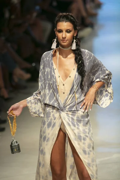 Manken Surf Gipsy yaz koleksiyonu 2018 defile sırasında sanat kalpler moda yüzmek 2019 Miami Beach forumda Faena üzerinde 13 Temmuz 2018 - görüntü için pist yürür