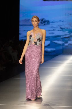 Manken Carolina Estefan moda Show Resort 2018 koleksiyonda Miami moda hafta 2017 Miami'de Buz Sarayı'nda 2 Haziran 218 üzerinde sırasında pist yürür