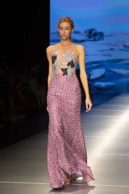 Manken Carolina Estefan moda Show Resort 2018 koleksiyonda Miami moda hafta 2017 Miami'de Buz Sarayı'nda 2 Haziran 218 üzerinde sırasında pist yürür