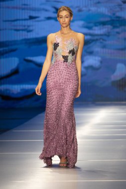 Manken Carolina Estefan moda Show Resort 2018 koleksiyonda Miami moda hafta 2017 Miami'de Buz Sarayı'nda 2 Haziran 218 üzerinde sırasında pist yürür