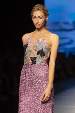 Manken Carolina Estefan moda Show Resort 2018 koleksiyonda Miami moda hafta 2017 Miami'de Buz Sarayı'nda 2 Haziran 218 üzerinde sırasında pist yürür