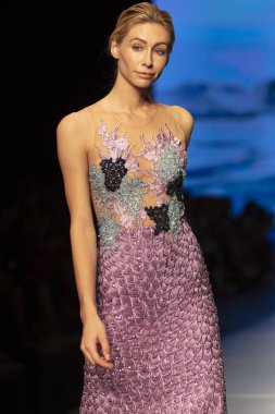 Manken Carolina Estefan moda Show Resort 2018 koleksiyonda Miami moda hafta 2017 Miami'de Buz Sarayı'nda 2 Haziran 218 üzerinde sırasında pist yürür