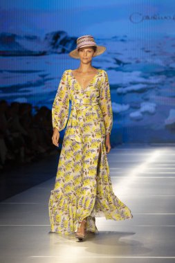 Manken Carolina Estefan moda Show Resort 2018 koleksiyonda Miami moda hafta 2017 Miami'de Buz Sarayı'nda 2 Haziran 218 üzerinde sırasında pist yürür