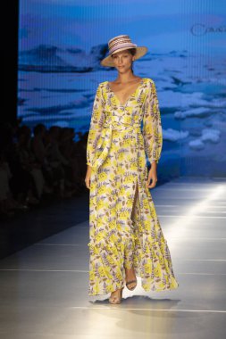 Manken Carolina Estefan moda Show Resort 2018 koleksiyonda Miami moda hafta 2017 Miami'de Buz Sarayı'nda 2 Haziran 218 üzerinde sırasında pist yürür