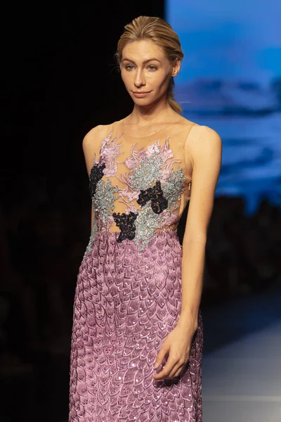 Manken Carolina Estefan moda Show Resort 2018 koleksiyonda Miami moda hafta 2017 Miami'de Buz Sarayı'nda 2 Haziran 218 üzerinde sırasında pist yürür