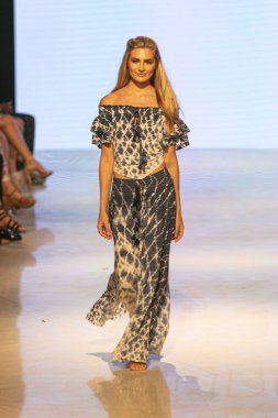 Bir model için Surf Gipsy yaz koleksiyonu 2018 defile sırasında sanat kalpler moda yüzmek 2019 Miami Beach Faena Forum üzerinde 13 Temmuz 2018 pist yürür