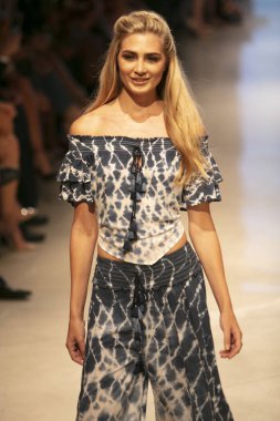 Bir model için Surf Gipsy yaz koleksiyonu 2018 defile sırasında sanat kalpler moda yüzmek 2019 Miami Beach Faena Forum üzerinde 13 Temmuz 2018 pist yürür