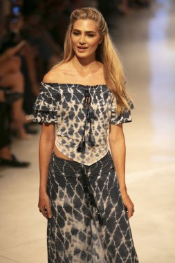 Bir model için Surf Gipsy yaz koleksiyonu 2018 defile sırasında sanat kalpler moda yüzmek 2019 Miami Beach Faena Forum üzerinde 13 Temmuz 2018 pist yürür