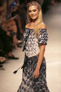 Bir model için Surf Gipsy yaz koleksiyonu 2018 defile sırasında sanat kalpler moda yüzmek 2019 Miami Beach Faena Forum üzerinde 13 Temmuz 2018 pist yürür