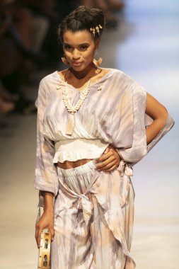 Bir model için Surf Gipsy yaz koleksiyonu 2018 defile sırasında sanat kalpler moda yüzmek 2019 Miami Beach Faena Forum üzerinde 13 Temmuz 2018 pist yürür