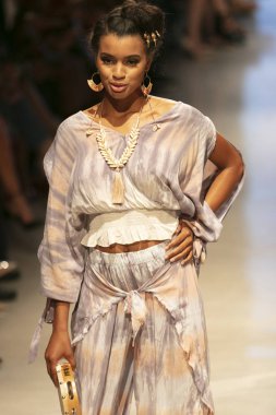 Bir model için Surf Gipsy yaz koleksiyonu 2018 defile sırasında sanat kalpler moda yüzmek 2019 Miami Beach Faena Forum üzerinde 13 Temmuz 2018 pist yürür