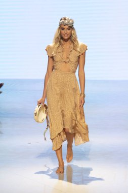 Bir model için Surf Gipsy yaz koleksiyonu 2018 defile sırasında sanat kalpler moda yüzmek 2019 Miami Beach Faena Forum üzerinde 13 Temmuz 2018 pist yürür