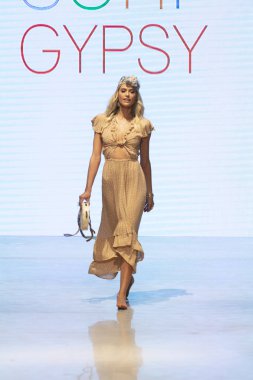 Bir model için Surf Gipsy yaz koleksiyonu 2018 defile sırasında sanat kalpler moda yüzmek 2019 Miami Beach Faena Forum üzerinde 13 Temmuz 2018 pist yürür