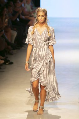 Bir model için Surf Gipsy yaz koleksiyonu 2018 defile sırasında sanat kalpler moda yüzmek 2019 Miami Beach Faena Forum üzerinde 13 Temmuz 2018 pist yürür