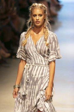 Bir model için Surf Gipsy yaz koleksiyonu 2018 defile sırasında sanat kalpler moda yüzmek 2019 Miami Beach Faena Forum üzerinde 13 Temmuz 2018 pist yürür