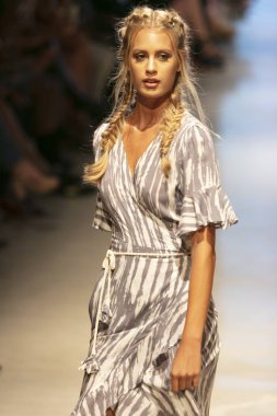 Bir model için Surf Gipsy yaz koleksiyonu 2018 defile sırasında sanat kalpler moda yüzmek 2019 Miami Beach Faena Forum üzerinde 13 Temmuz 2018 pist yürür