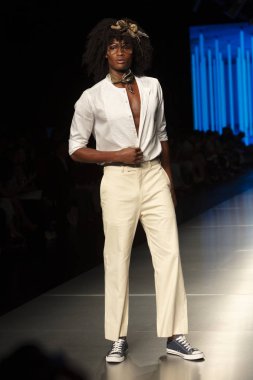 Bir modeli pist Lina Cantillo moda Show Resort 2019 toplama sırasında Miami moda hafta 2018 Miami'de Buz Sarayı'nda 2 Haziran 2018 üzerinde yürüyor -