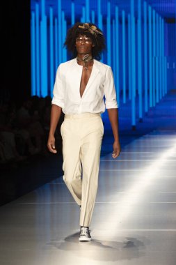 Bir modeli pist Lina Cantillo moda Show Resort 2019 toplama sırasında Miami moda hafta 2018 Miami'de Buz Sarayı'nda 2 Haziran 2018 üzerinde yürüyor -