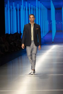 Bir modeli pist Lina Cantillo moda Show Resort 2019 toplama sırasında Miami moda hafta 2018 Miami'de Buz Sarayı'nda 2 Haziran 2018 üzerinde yürüyor -