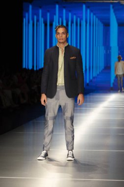 Bir modeli pist Lina Cantillo moda Show Resort 2019 toplama sırasında Miami moda hafta 2018 Miami'de Buz Sarayı'nda 2 Haziran 2018 üzerinde yürüyor -