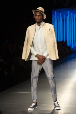 Bir modeli pist Lina Cantillo moda Show Resort 2019 toplama sırasında Miami moda hafta 2018 Miami'de Buz Sarayı'nda 2 Haziran 2018 üzerinde yürüyor -