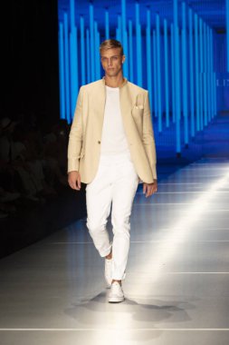 Bir modeli pist Lina Cantillo moda Show Resort 2019 toplama sırasında Miami moda hafta 2018 Miami'de Buz Sarayı'nda 2 Haziran 2018 üzerinde yürüyor -