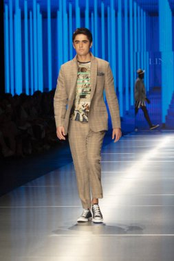 Bir modeli pist Lina Cantillo moda Show Resort 2019 toplama sırasında Miami moda hafta 2018 Miami'de Buz Sarayı'nda 2 Haziran 2018 üzerinde yürüyor -