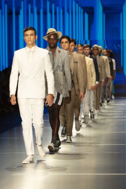 Bir modeli pist Lina Cantillo moda Show Resort 2019 toplama sırasında Miami moda hafta 2018 Miami'de Buz Sarayı'nda 2 Haziran 2018 üzerinde yürüyor -