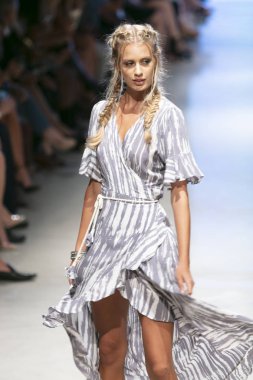 Manken Surf Gipsy yaz koleksiyonu 2018 defile sırasında sanat kalpler moda yüzmek 2019 Miami Beach forumda Faena üzerinde 13 Temmuz 2018 - görüntü için pist yürür