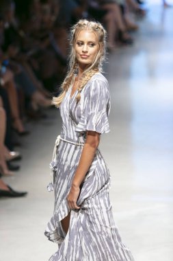 Manken Surf Gipsy yaz koleksiyonu 2018 defile sırasında sanat kalpler moda yüzmek 2019 Miami Beach forumda Faena üzerinde 13 Temmuz 2018 - görüntü için pist yürür