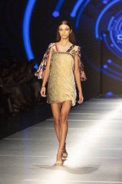 Manken Custo Barcelona moda Show Resort 2018 koleksiyonda Miami moda hafta 2017 Miami'de Buz Sarayı'nda 2 Haziran 2018 üzerinde sırasında pist yürür 