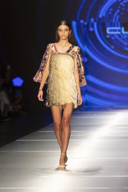 Manken Custo Barcelona moda Show Resort 2018 koleksiyonda Miami moda hafta 2017 Miami'de Buz Sarayı'nda 2 Haziran 2018 üzerinde sırasında pist yürür 