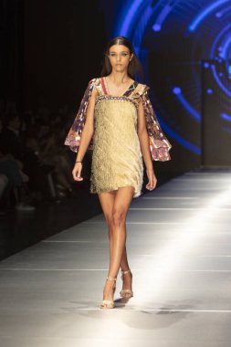 Manken Custo Barcelona moda Show Resort 2018 koleksiyonda Miami moda hafta 2017 Miami'de Buz Sarayı'nda 2 Haziran 2018 üzerinde sırasında pist yürür 