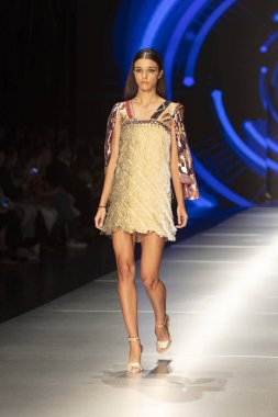 Manken Custo Barcelona moda Show Resort 2018 koleksiyonda Miami moda hafta 2017 Miami'de Buz Sarayı'nda 2 Haziran 2018 üzerinde sırasında pist yürür 