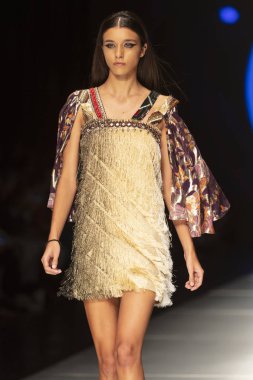 Manken Custo Barcelona moda Show Resort 2018 koleksiyonda Miami moda hafta 2017 Miami'de Buz Sarayı'nda 2 Haziran 2018 üzerinde sırasında pist yürür 