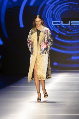 Manken Custo Barcelona moda Show Resort 2018 koleksiyonda Miami moda hafta 2017 Miami'de Buz Sarayı'nda 2 Haziran 2018 üzerinde sırasında pist yürür 
