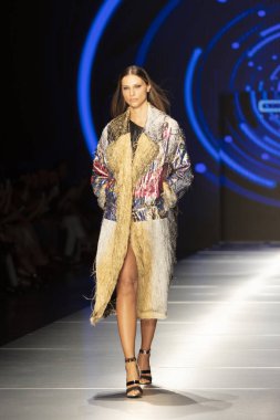 Manken Custo Barcelona moda Show Resort 2018 koleksiyonda Miami moda hafta 2017 Miami'de Buz Sarayı'nda 2 Haziran 2018 üzerinde sırasında pist yürür 