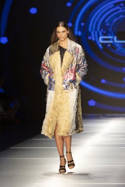Manken Custo Barcelona moda Show Resort 2018 koleksiyonda Miami moda hafta 2017 Miami'de Buz Sarayı'nda 2 Haziran 2018 üzerinde sırasında pist yürür 