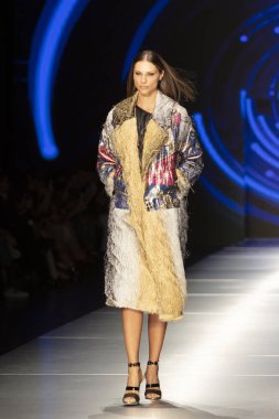 Manken Custo Barcelona moda Show Resort 2018 koleksiyonda Miami moda hafta 2017 Miami'de Buz Sarayı'nda 2 Haziran 2018 üzerinde sırasında pist yürür 