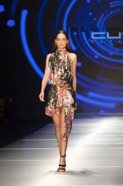 Manken Custo Barcelona moda Show Resort 2018 koleksiyonda Miami moda hafta 2017 Miami'de Buz Sarayı'nda 2 Haziran 2018 üzerinde sırasında pist yürür 