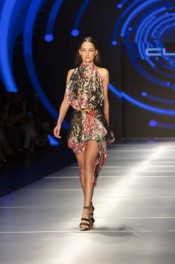Manken Custo Barcelona moda Show Resort 2018 koleksiyonda Miami moda hafta 2017 Miami'de Buz Sarayı'nda 2 Haziran 2018 üzerinde sırasında pist yürür 